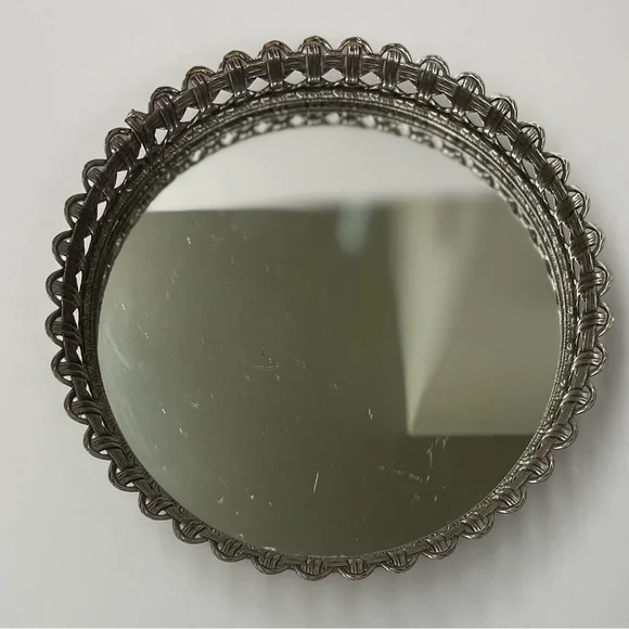 Vintage Round Mirrored Vanity Tray Silver Tone Ornate Filigree Edge 7,5” - Picture 5 of 10